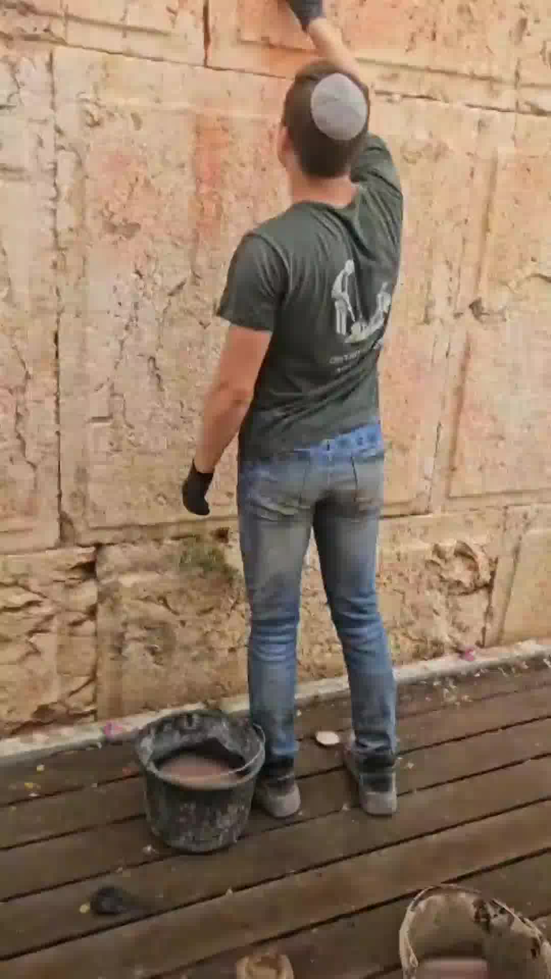 צוות של רשות העתיקות הסיר את כתובת הגרפיטי שרוססה הבוקר על אבני הכותל המערבי