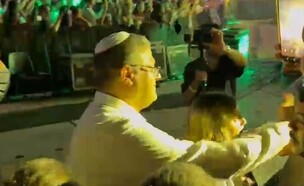 לתשואות הקהל: השר בן גביר הגיע להופעה של עומר אדם