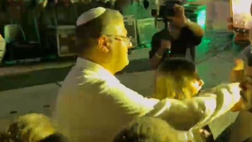 לתשואות הקהל: השר בן גביר הגיע להופעה של עומר אדם לתשואות הקהל: השר בן גביר הגיע להופעה של עומר אדם