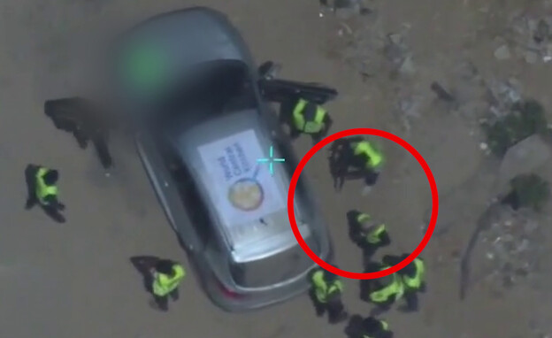 מחבלים חמושים בסמוך לרכב שסומן בסמל ארגון WCK (צילום: דובר צה"ל)