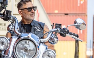 שרון שואן והאופנוע (צילום: Dani Stinberger Fatal, פרטי)