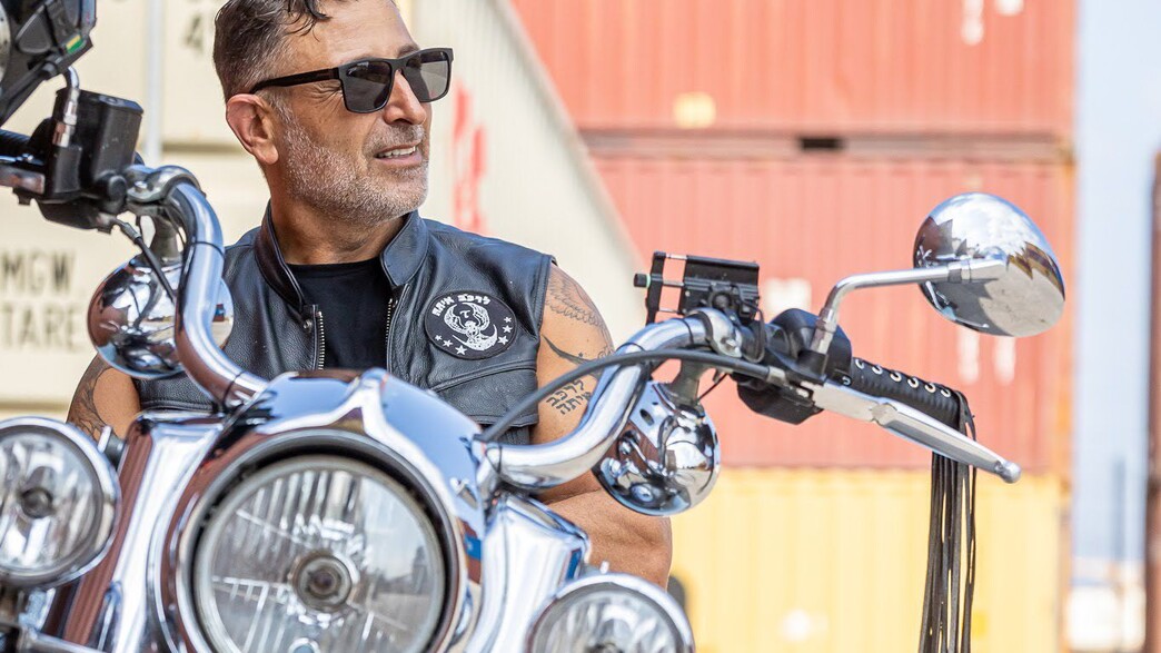 שרון שואן והאופנוע שרון שואן והאופנוע