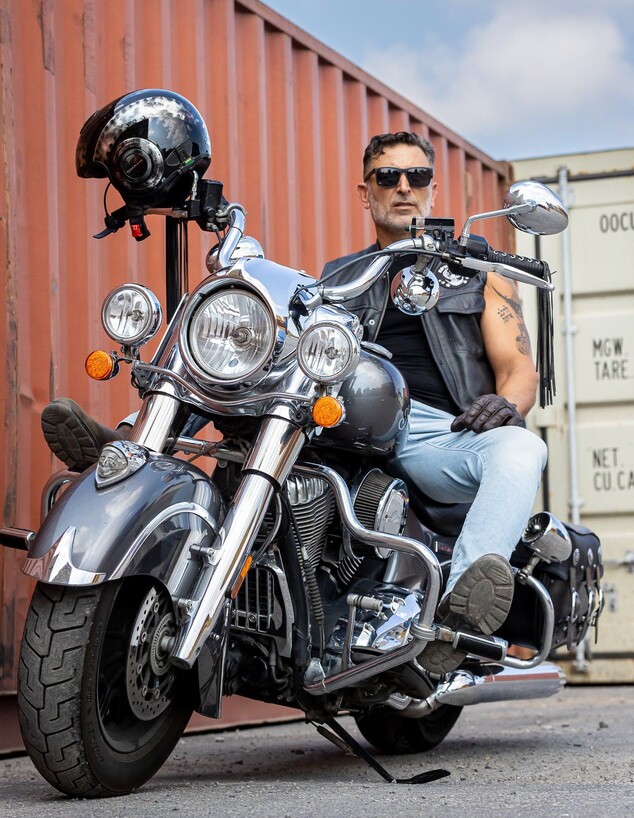 שרון שואן והאופנוע שרון שואן והאופנוע