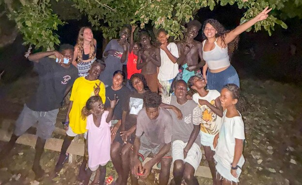 מעיין ועמית בכפר מקומי