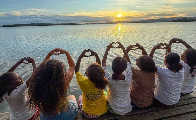 יחד עם בנות מקומיות צופות בשקיעה