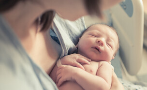תינוק בשעותיו הראשונות (צילום: KieferPix, shutterstock)