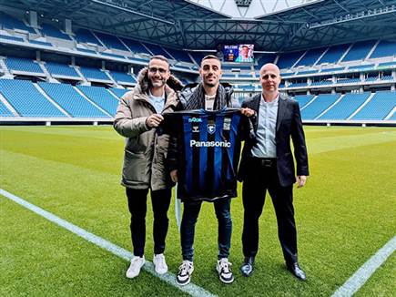 לביא עם סוכניו, שלומי בן עזרא וגלעד קצב (צילום: ספורט 5)