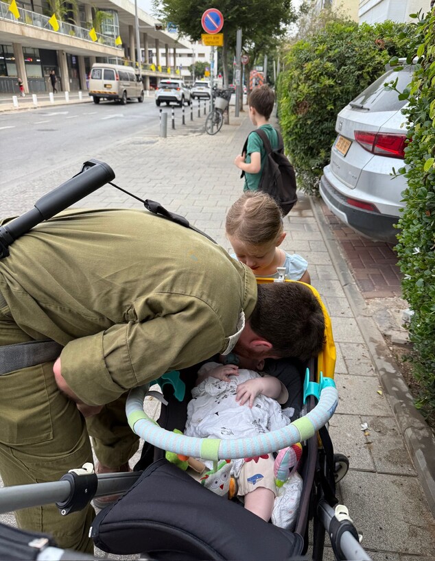 דותן האס הרשקוביץ, בעלה אביאל וילדיה גפן ואדם דותן האס הרשקוביץ, בעלה אביאל וילדיה גפן ואדם