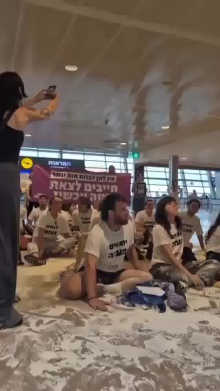 פעילי שמאל מפגינים בנתב״ג נגד פעילות צה״ל בעזה