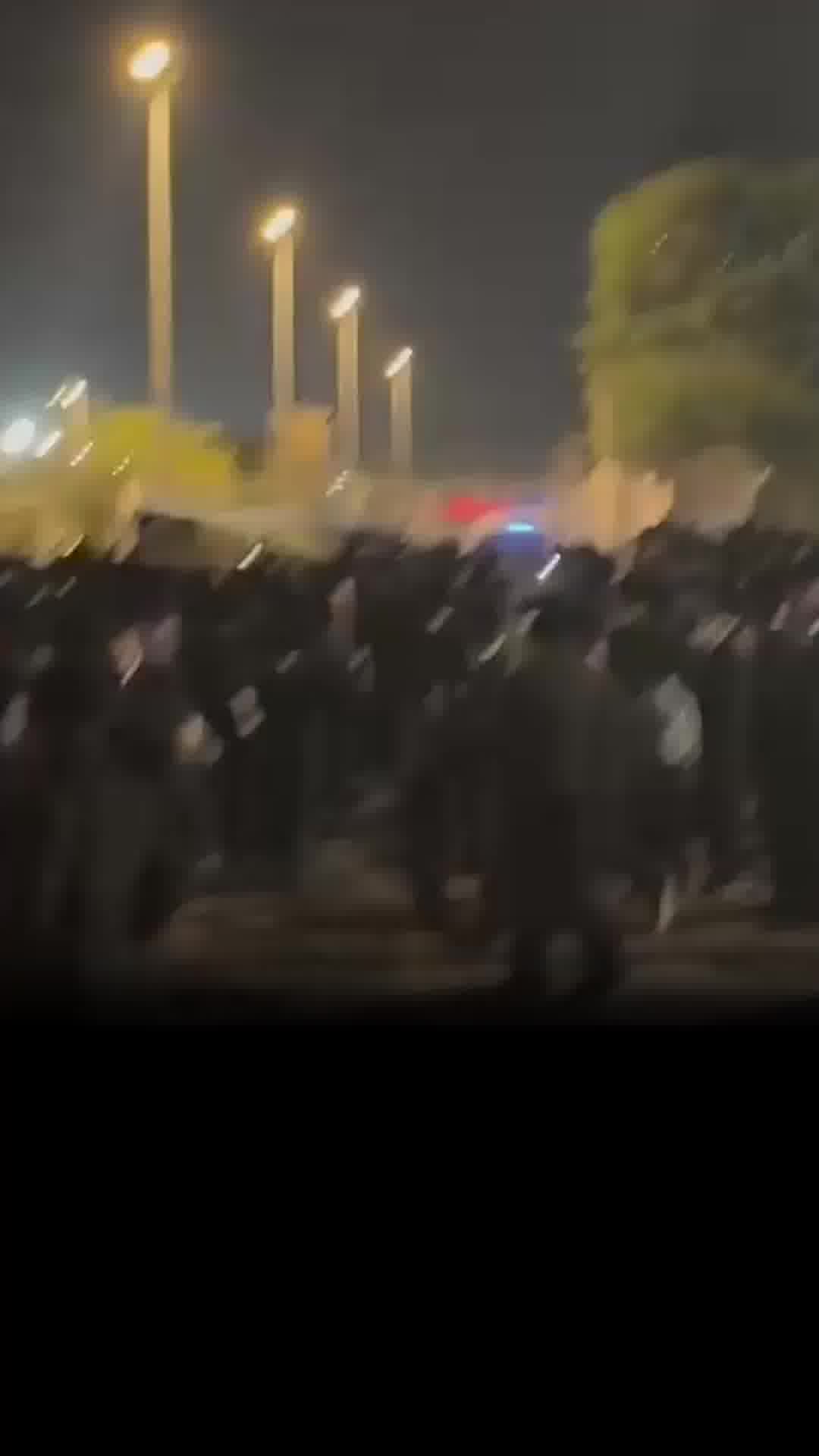 "שחררו את החטופים עכשיו": מאות חרדים מפגינים מחוץ לכלא 10 בעקבות מעצר העריקים החרדים