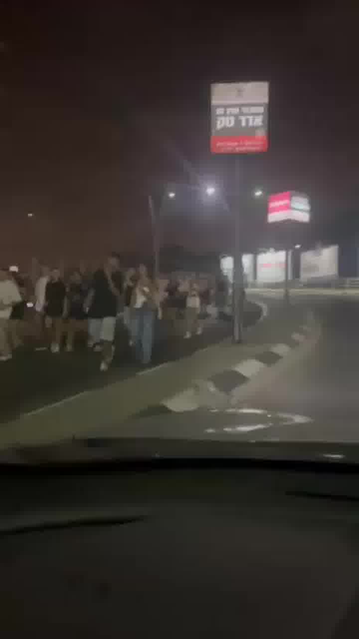 נחיל אנשים עושה את דרכו לתחנת הרכבת בבני ברק לאחר סיום ההופעה של עומר אדם
