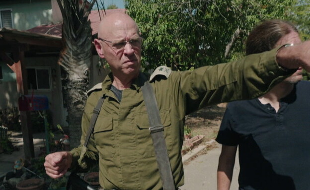 נעם תיבון משחזר את הקרב ליד בית משפחתו בנחל עוז