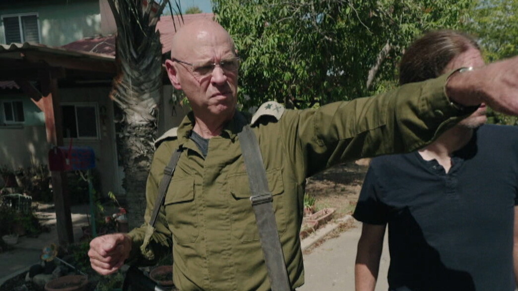 נעם תיבון משחזר את הקרב ליד בית משפחתו בנחל עוז