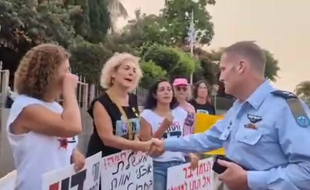מפגינים מחוץ לביתו של מפקד חיל האוויר (צילום: תניא ציון וולדקס)