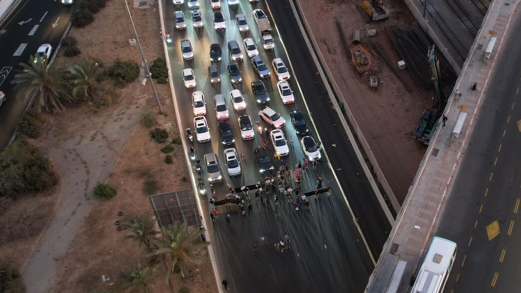 מפגינים למען שחרור החטופים חוסמים את איילון צפון
