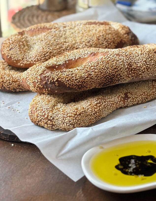 פוקצ'ה שומשום של קרן אגם (צילום: קרן אגם, mako אוכל)