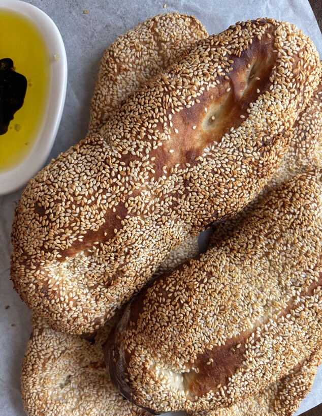 פוקצ'ה שומשום. מגישים חם חם (צילום: קרן אגם, mako אוכל)