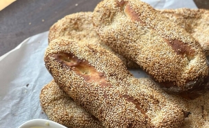 פוקצ'ה שומשום מטריפה (צילום: קרן אגם, mako אוכל)