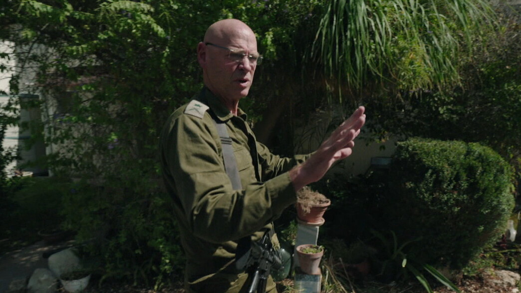 נעם תיבון משחזר את הקרב ליד בית משפחתו בנחל עוז