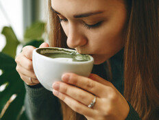 אישה שותה תה מאצ׳ה (צילום: franz12, shutterstock) אישה שותה תה מאצ׳ה (צילום: franz12, shutterstock)