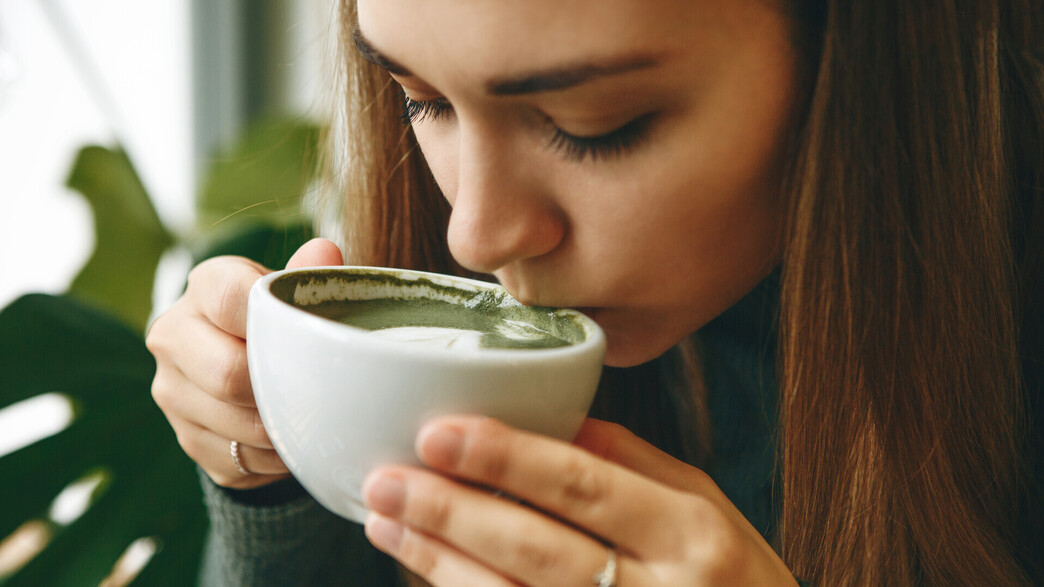 אישה שותה תה מאצ׳ה
