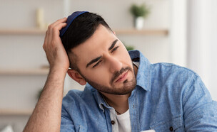 גבר מהורהר (צילום: Prostock-studio, shutterstock)