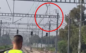 רכבת משא קרעה כבלי חשמל 
