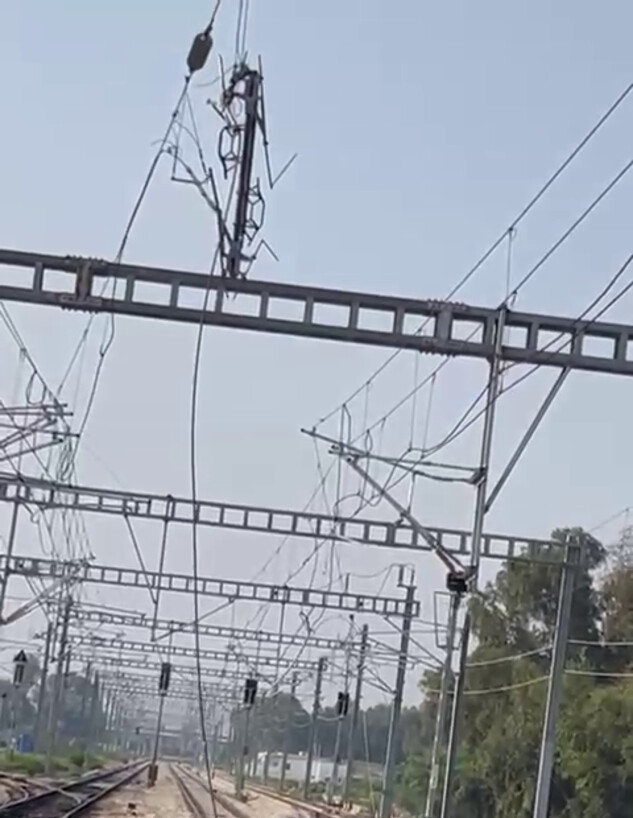 רכבת משא קרעה כבלי חשמל 
