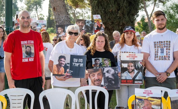 הצהרת שורדי שבי מול ביתו של שר הביטחון ישראל כ"ץ (צילום: אוריאל אבן ספיר, מטה משפחות החטופים)