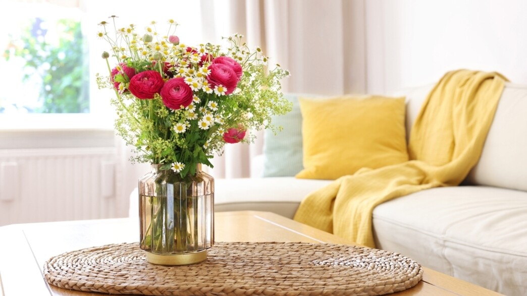 פרחים באגרטל בסלון