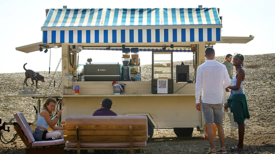 עגלת קפה בכביש 90 עגלת קפה בכביש 90