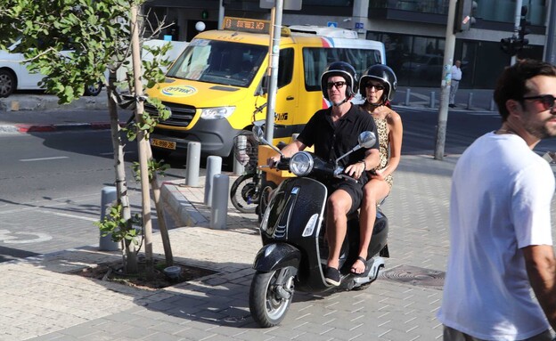 גל גדות, אסי עזר וגם גיא פלג: חגיגות מסיבת ההפתעה של רותם סלע גל גדות, אסי עזר וגם גיא פלג: חגיגות מסיבת ההפתעה של רותם סלע