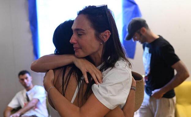 גל גדות, עינב צנגאוקר בכיכר החטופים גל גדות, עינב צנגאוקר בכיכר החטופים