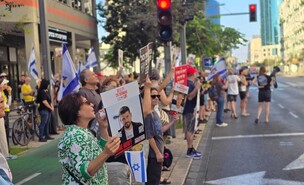 מחאה מול הבית של בועז וגילה ביסמוט, 17.8 (צילום: נבות צור)