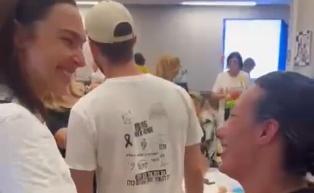 גל גדות בכיכר החטופים עם עם לישי לביא-מירן (צילום: מטה משפחות החטופים)