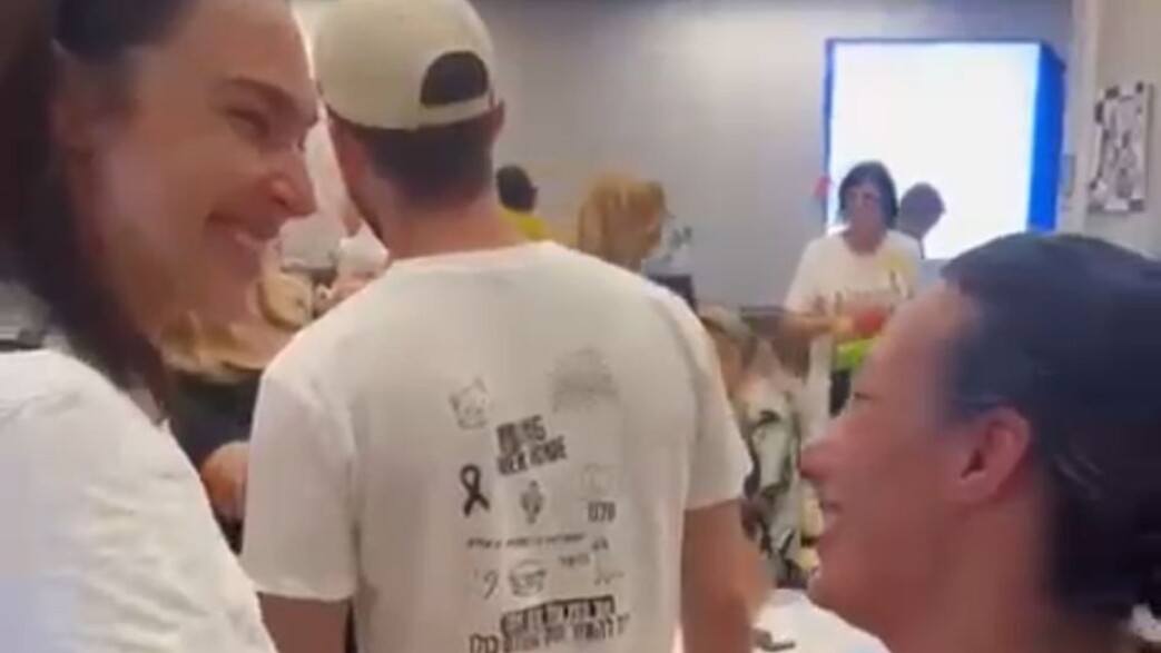 גל גדות בכיכר החטופים עם עם לישי לביא-מירן גל גדות בכיכר החטופים עם עם לישי לביא-מירן