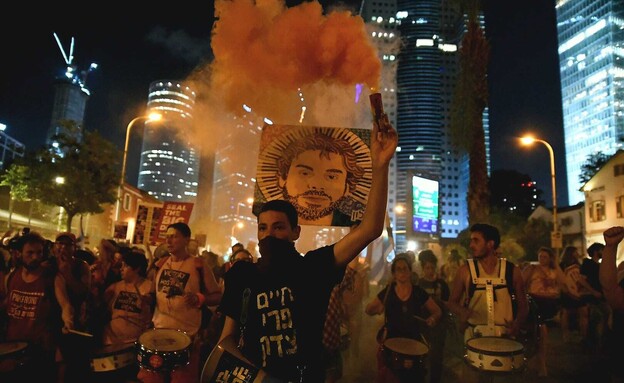 מפגינים בשער בגין