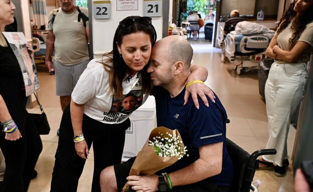 משפחות חטופים מבקרים את פצועי צה"ל בבית חולים שיבא