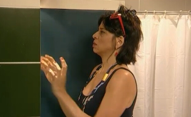 מירב עושה בושות בבית משפחת רוזן