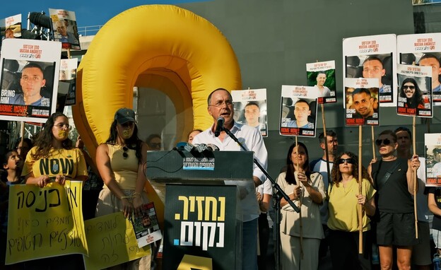 נשיא אוניברסיטת בן גוריון בכיכר החטופים