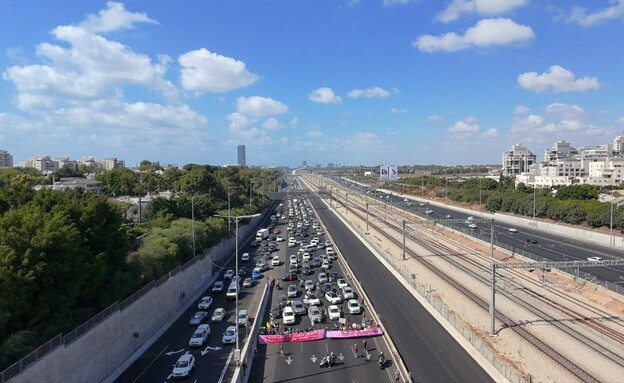 מפגינים חוסמים את איילון דרום במחלף קק"ל