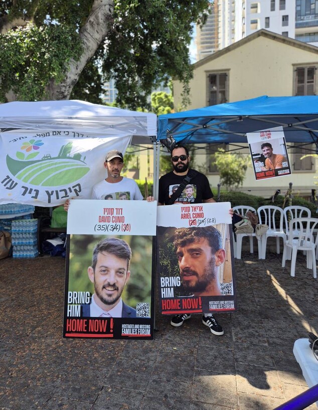 ירדן ביבס ואיתן קוניו במאהל ניר עוז