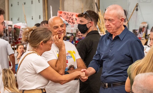 שר הביטחון לשעבר יואב גלנט בכיכר החטופים