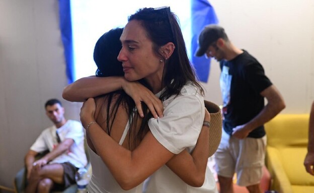 גל גדות בכיכר החטופים מתחבקת עם עינב צנגאוקר