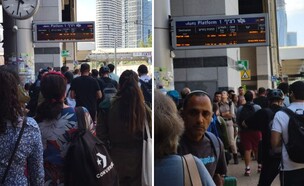 נוסעים ממתינים ברכבת ישראל (צילום: אפרת נומברג יונגר)