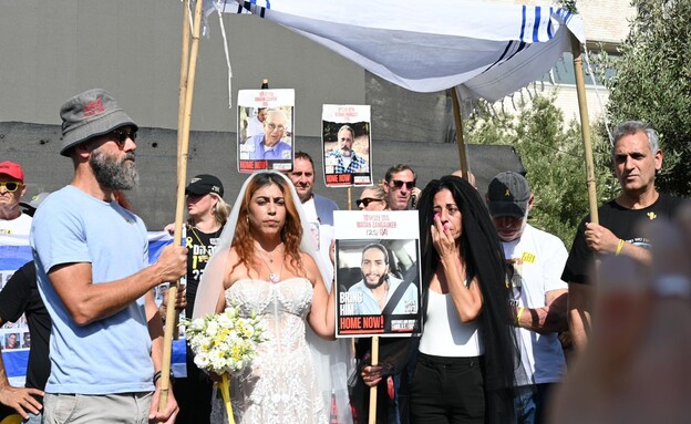 מיצג החתונה של אילנה גריצווסקי בכיכר החטופים (צילום: פאולינה פטימר)