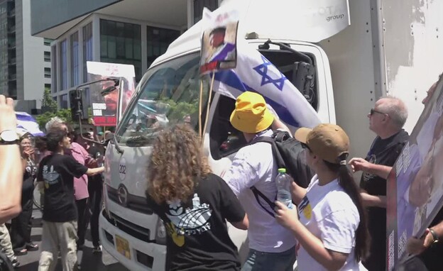 משאית שנוסעת בהפגנה בקפלן 