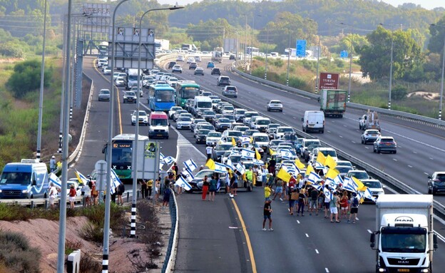 חסימה בכביש החוף  (צילום: ידין גלעדי​)