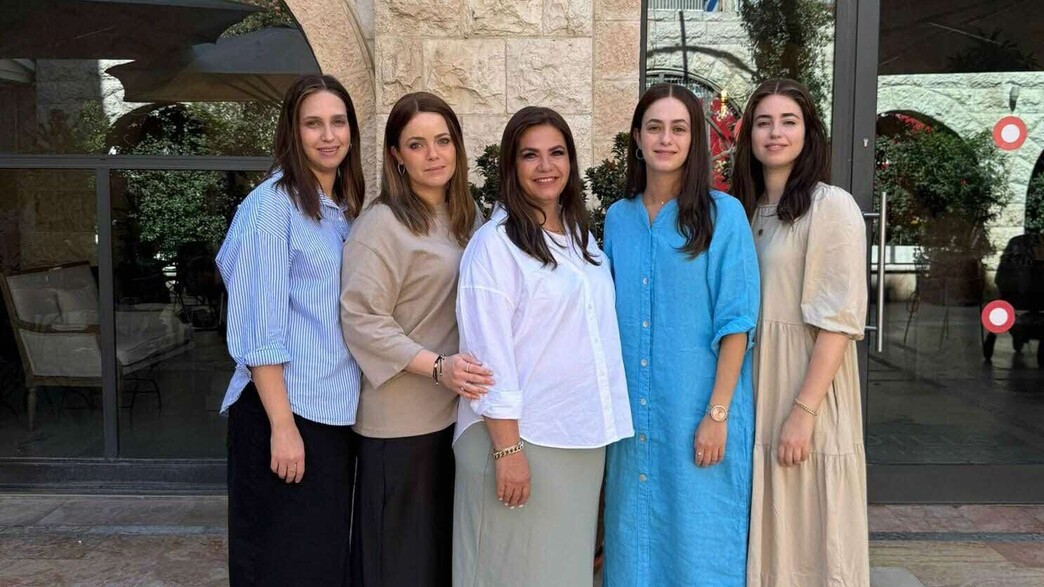 שמונה מורות שמונה מורות