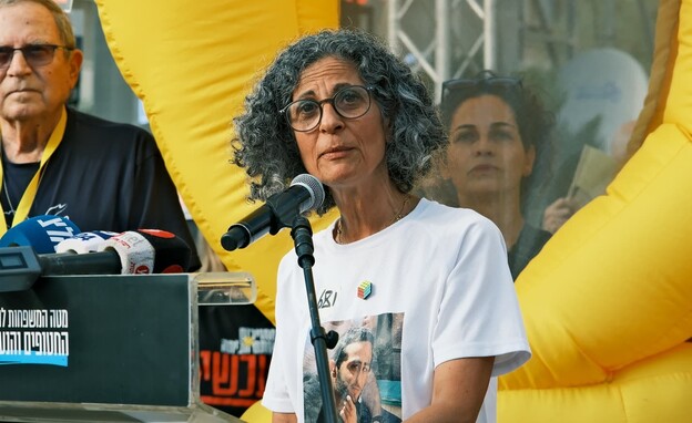 אימו של נמרוד כהן בכיכר החטופים (צילום: אדר אייל)